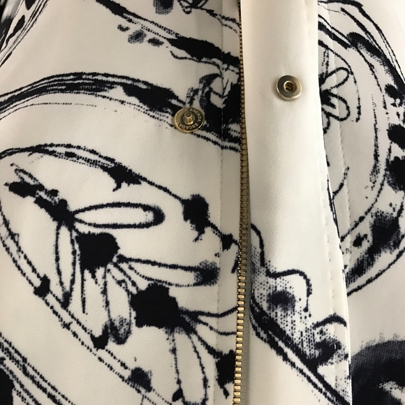 ESCADA - Picture 5 of 8